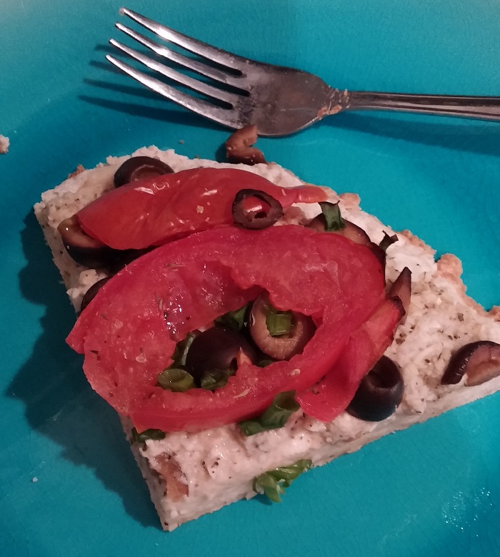 mmm-pizza-vegan-veggie-tomato-olive